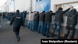 Москванын Бирюлёв районундагы жашылча кампа комплексинде текшерилип жаткан эмгек мигранттары. 14-октябрь, 2013-жыл.