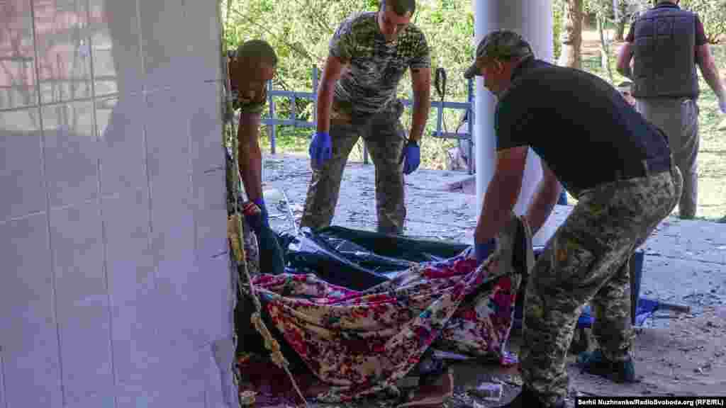 Військові забирають тіла загиблих людей.&nbsp; Росія із початку травня щоночі атакує Київ та інші міста ракетами та дронами. Російські ракети &laquo;Іскандер&raquo; долітають так швидко, що від оголошення повітряної тривоги і появою ракет проходить менше 10 хвилин