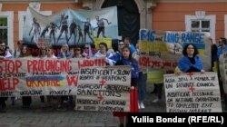 Анастасія Сігнаєвська під час ходи до посольств різних країн у Празі, 2023 рік