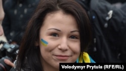 Учасниця акції на захист територіальної цілісності України біля пам'ятника Тарасу Шевченку в Сімферополі. Крим, 11 березня 2014 року