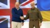  Britaniýanyň goranmak ministri Ben Wallase (çepde) we özüniň ukrainaly kärdeşi Oleksiý Reznik bilen Kiýewde elleşýär. 24-nji maý