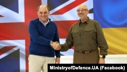  Britaniýanyň goranmak ministri Ben Wallase (çepde) we özüniň ukrainaly kärdeşi Oleksiý Reznik bilen Kiýewde elleşýär. 24-nji maý