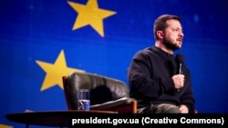 Президент України Володимир Зеленський на тлі символіки Євросоюзу під час пресконференції 19 грудня 2023 року, Київ