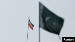 تصویر آرشیف: بیرق های پاکستان و ایران 