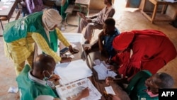 Вагнерчилер ички саясий процесстерге таасир этүүгө аракет кылган Малидеги (Африка) шайлоо участогу.