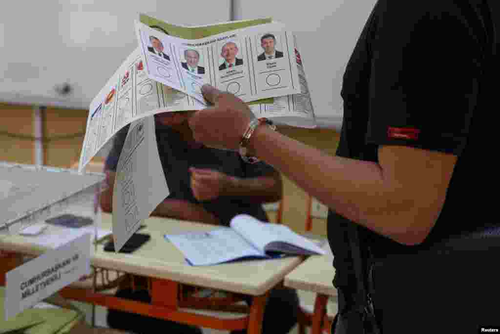 Түркияда президенттикке төрт талапкер ат салышууда. Негизги талапкер катары учурдагы президент Режеп Тайып Эрдоган жана оппозициячыл блоктун талапкери Кемал Кылычдароглунун ысымы аталууда.