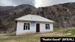 Школа в кишлаке Ёс