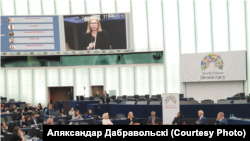 Натальля Пінчук падчас выступу на Сусьветным форуме за дэмакратыю ў Страсбуры, Францыя. 6 лістапада 2023 году