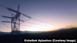 Баткен облусундагы жогорку чыңалуудагы электр чубалгысы жана күүгүм баскан айыл.