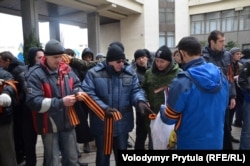 Пророссийский митинг в Крыму возле Верховной Рады АРК. Симферополь, 26 февраля 2014 года