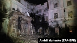 За даними місцевої влади, троє цивільних отримали легкі забої та гостру реакцію на стрес