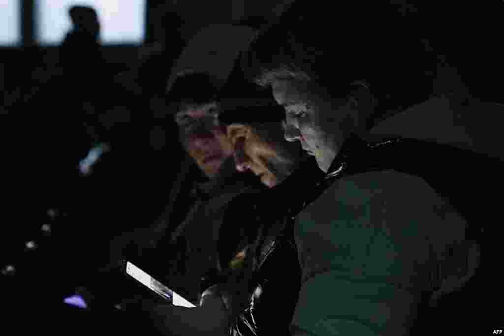 Magdançylaryň garyndaşlary 2023-nji ýylyň 28-nji oktýabrynda Gazagystanyň demirgazyk-günbataryndaky Karaganda şäheriniň käninde bolan ýangyndan soň halas ediş işleri wagtynda &quot;Kostyenko ArcelorMittal&quot; kömür käniniň binasynda oturanlarynda jübi telefonlaryny barlaýarlar. Gazagystan 2023-nji ýylyň 28-nji oktýabrynda 32 adamyň ölendigini aýtdy. &ldquo;ArcelorMittal&rdquo; käninde bolup geçen ýangynda onlarça adam dereksiz ýitdi. Soňky ýyllarda bolup geçen iň erbet betbagtçylyk kompaniýanyň ýerli şahamçasynyň millileşdirilmegine sebäp boldy. (AFP)