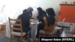 دختران و زنانی که هنر میناکاری روی ظروف سفالی را فرا میگیرند 