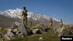 آرشیف - شماری از نیروهای پاکستانی در منطقه چترال