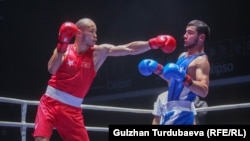 86 килограмм салмактагы финалдык беттеш. Кыргызстандык мушкер Эркин Адылбек уулу (кызыл кийимчен) жана өзбек спортчусу Самандар Жалалов (көк кийимчен).  Бишкек. 25-март, 2023-жыл. 