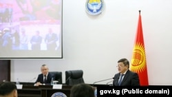 Министрлер кабинетинин төрагасы Акылбек Жапаров жана Ош шаарынын мэри Бакыт Жетигенов мэриянын коллегиялык жыйынында. 7-февраль, 2024-жыл.