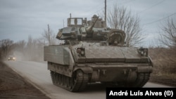 За словами Олександра Тарнавського, попри зусилля сил РФ, логістичне постачання українських військ продовжується. На ілюстраційному фото українські військові на американській БМП Bradley під Авдіївкою