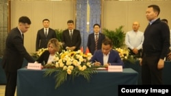 Кыргыз-кытай соода борборун түзүү боюнча меморандумга кол  коюу учуру. Үрүмчү. 2023