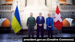 Президент України Володимир Зеленський (ліворуч), голова Національної ради Федеральних зборів Швейцарії Ерік Нуссбаумер (ц) та голова Ради кантонів Єва Герцог (п), Берн, 15 січня 2024 року