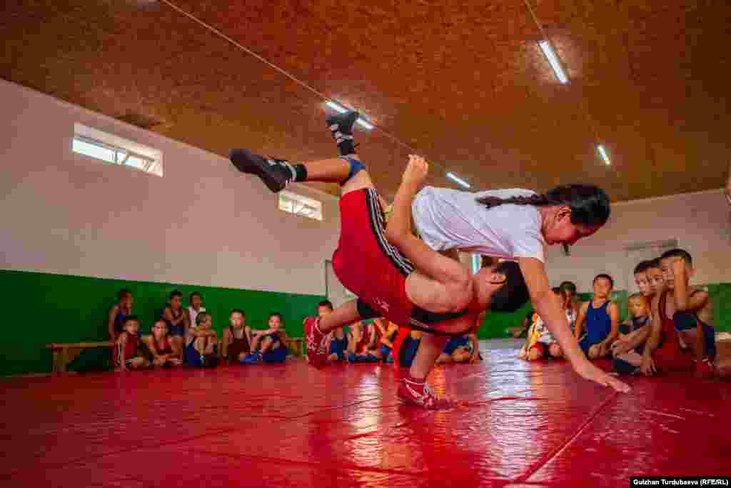 Асема Бишкектеги кыздардын күрөш мектебине барууну кыялданат.