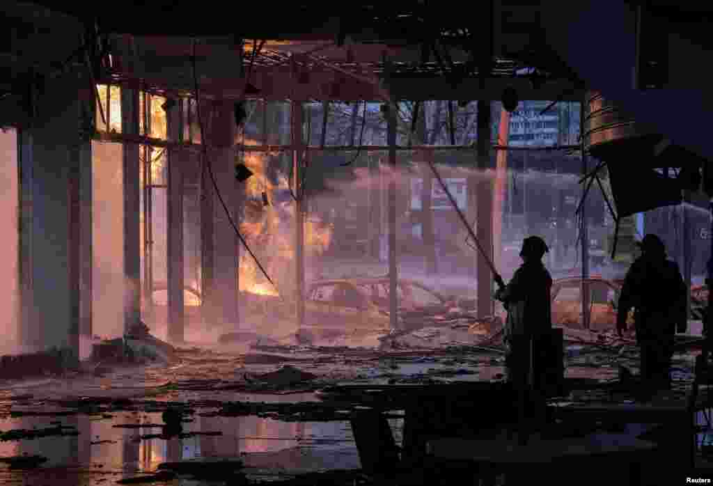 Рятувальники працюють на місці пожежі після російського ракетного удару. Київ, 2 січня 2024 року. Компанія ДТЕК заявила, що внаслідок російського удару зникло світло в частині будинків у Шевченківському, Святошинському, Голосіївському та Оболонському районах