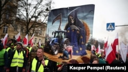 Daýhanlar Warşawada Polşanyň premýer-ministri Donald Taskyň edarasynyň daşynda Ýewropa Bileleşiginiň "Ýaşyl ylalaşyga" we ukrain oba hojalyk önümleriniň importlaryna garşy ýöriş geçirýärler. 6-njy mart, 2024 ý. Warşawa, Polşa.
