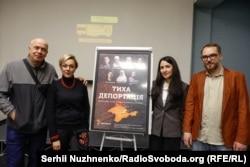 Filmniñ çekim gruppası (soldan sağğa): Nikita Isayko, Anjelika Rudenko, Elvina Seitbullayeva ve Dmitriy Julay Kıyivde. Ukrayina, 2023 senesi dekabrniñ 10-u