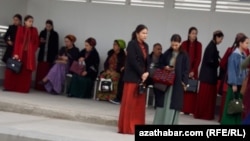 Awtobus duralgasynda duran aýal-gyzlar (Illýustrasiýa suraty)