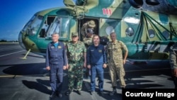 Атайын кызматтын башчысы Камчыбек Ташиев учкучтар Жайыл Самудинов жана Өмүрзак Шадиев менен. (Аманат сүрөт)