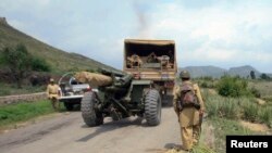 د پاکستان په قبايلي سيمو کې د نيمه پوځي ځواک غړي له يو ټرک سره ولاړ دي ـ پخوانی انځور