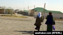 Häkimlik wekilleri raýatlara jaýlarynyň haçan ýykylyp başlanjakdygy barada anyk maglumat bermeýärler. (Illýustrasiýa suraty)