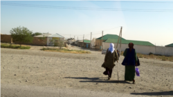 Diňle: Jaý üstünde maşgala agzalary bir-birini suda berýär - maryly ýaşaýjylar