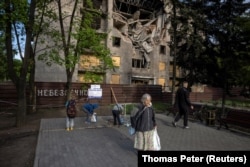 Жители города набирают воду в бювете, 16 апреля 2024 года