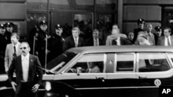 مأموران خدمات مخفی امریکا در حال بررسی صحنه درست پس از دومین اقدام سوءقصد به جان جرالد فورد