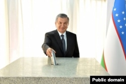 Mirziyoyevning Sherobod quyosh stansiyasiga tamal toshini qo‘yish payti. 2021-yil 1-iyun.