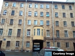 Дом из так называемой "сцепки" на Обводном канале