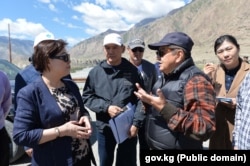 Акылбек Жапаров менен Ду Дэвэн Сары-Жаз ГЭСи курула турган жерлерди көрүп жаткан учуру. 4-август, 2023-жыл.