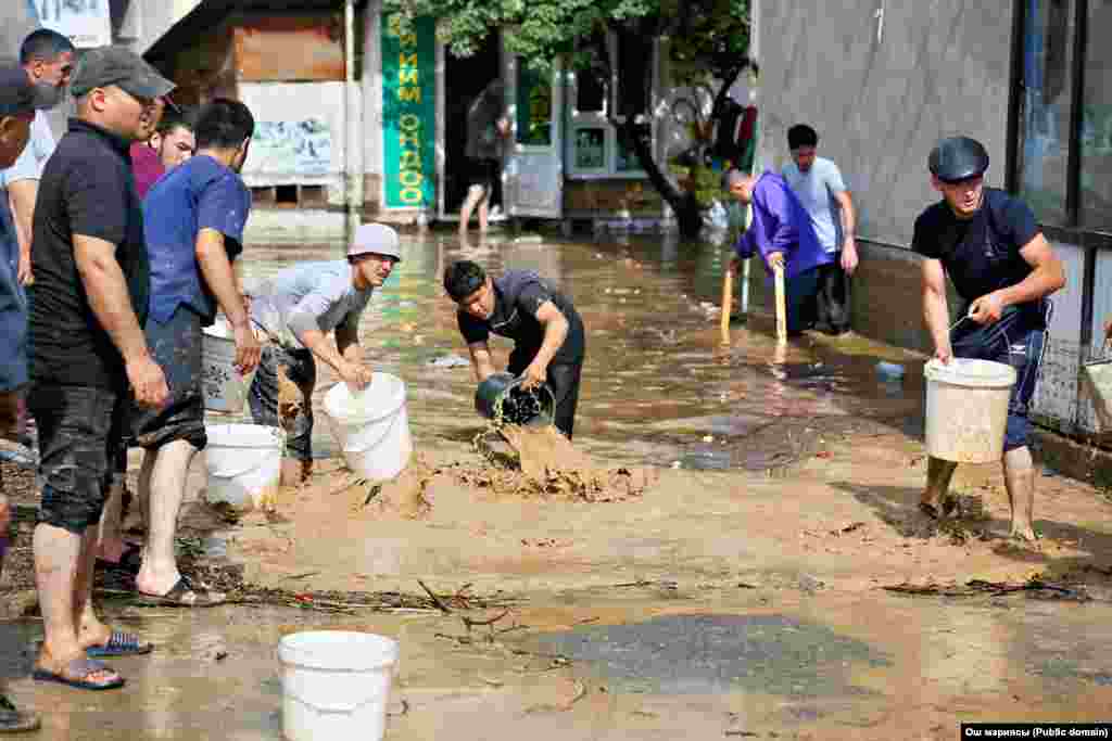  На очистку дорог и торговых центров брошены сотни мчс-ников, военнослужащих Ошского гарнизона, работников коммунальных предприятий. В Оше и Ошской области действует режим чрезвычайной ситуации 