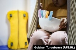 АВА терапиясынан өтүп жаткан бала.