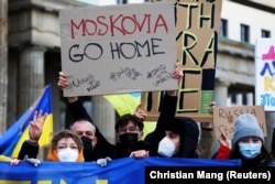 Під час акції проти збройної агресії Росії щодо України. Берлін, Німеччина, лютий 2022 року. Напис на плакаті: «Московіє, йди геть!»