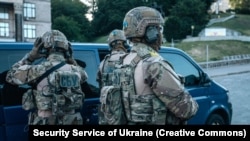 За матеріалами справи, мотивом замаху стала «відмова потерпілих сплачувати вигаданий борг за ремонтні роботи в їхньому будинку». 