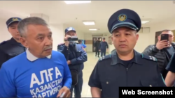 Белсенді Амангелді Жахин (сол жақта) және Есіл аудандық полиция басқармасы бастығының орынбасары Азамат Садықов