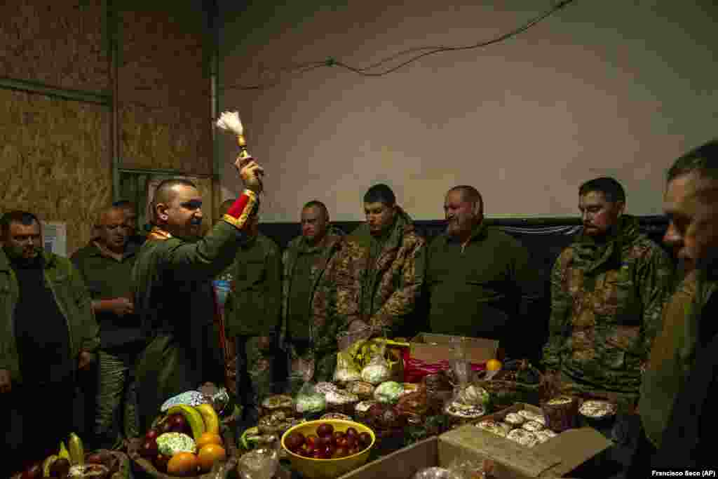 Священник Іван благословляє українських військовослужбовців 72-ї окремої механізованої бригади під час Великоднього богослужіння. Дніпропетровська область, 5 травня 2024 року