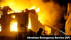 Орусиянын аткылоосунан өрттөнүп жаткан үй. Львов, Украина. 1-январь, 2024-жыл.