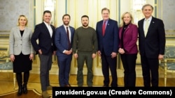 Президент України Володимир Зеленський під час зустрічі з двопартійною делегацією Палати представників Конгресу США на чолі з головою Постійного комітету Палати представників з питань розвідки Майком Тернером. Київ, 9 лютого 2024 року