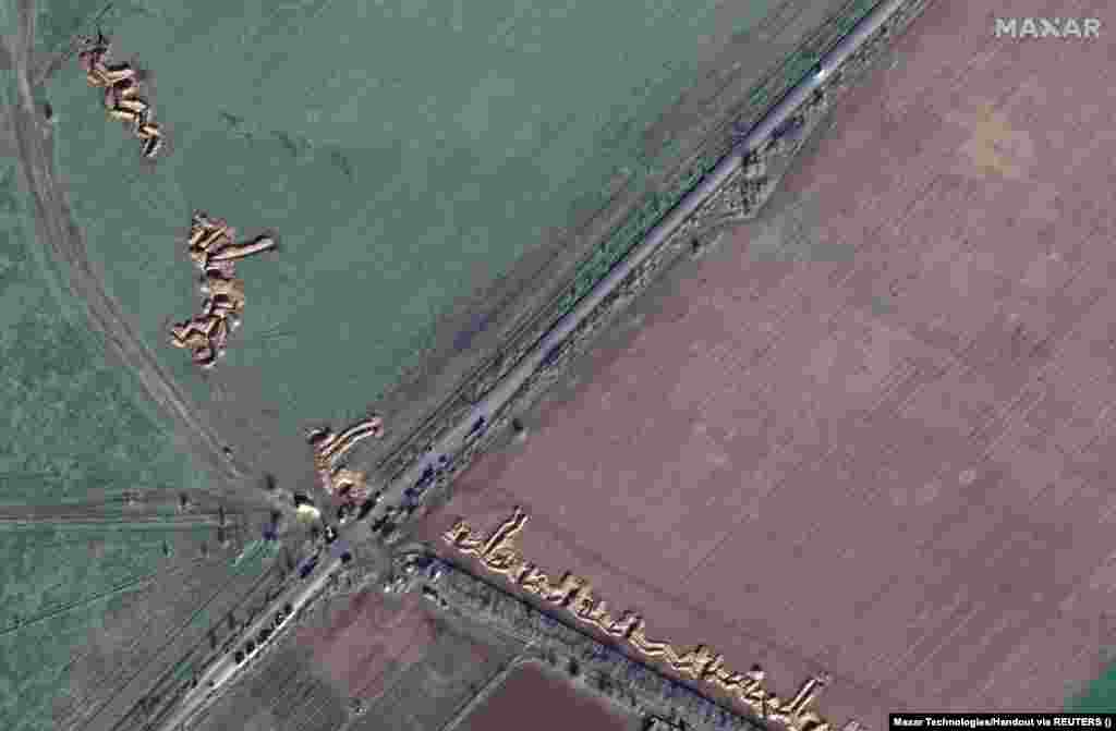 Орусия оккуппациялап алган Крымдын Медведевка айылындагы аскердик чептердин спутниктен тартылган сүрөтү, 3-январь, 2023-жыл. Спутниктен тартылган сүрөттөр Москва Украинанын жазгы контрчабуулун утурлай Крым жарым аралын коргоого даярданганын көрсөтүп турат.