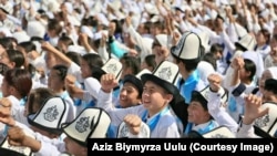 "Манас" айтуу боюнча сынакка катышкан окуучулар (Сүрөт Aziz Biymyrza Uulu Фейсбук баракчасынан алынды)  