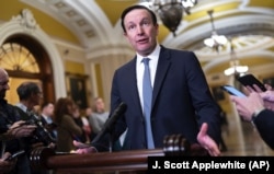 Cенатора-демократ Кріс Мерфі спілкується з журналістами, щодо питань кордону США