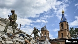 Українські військові патрулюють район в Оріхові Запорізької області, 20 травня 2024 року