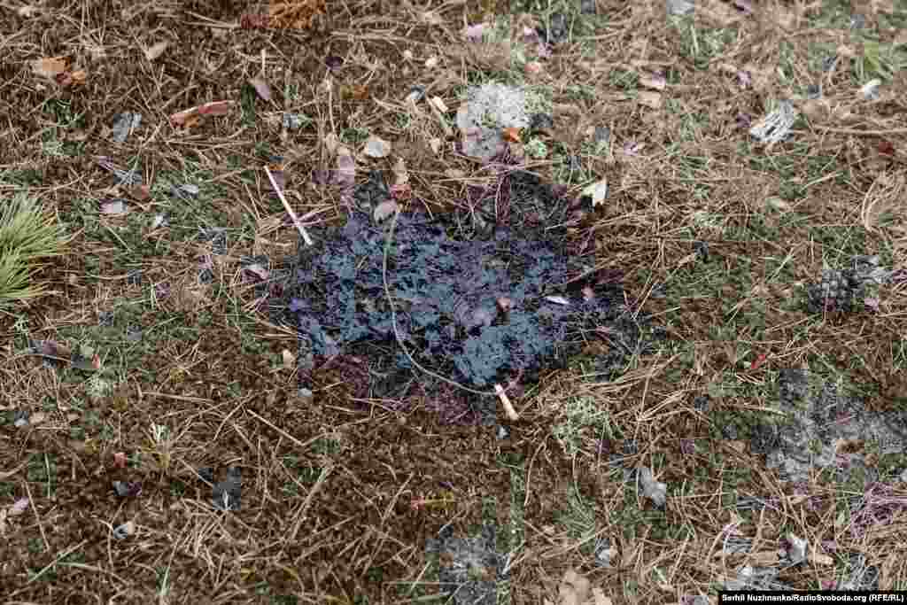 Під час відбиття атаки російських військ на цьому місці загинули українські військові, на фото від березня 2022 року сліди крові бійців / Праворуч фото від березня 2024 року:&nbsp;громада й військові встановили на цьому місці меморіал пам&#39;яті загиблих тут бійців ЗСУ